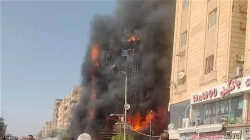 اندلاع حريق هائل بعمارة سكنية بحدائق الأهرام.. والحماية المدنية تدفع بسيارات الإطفاء