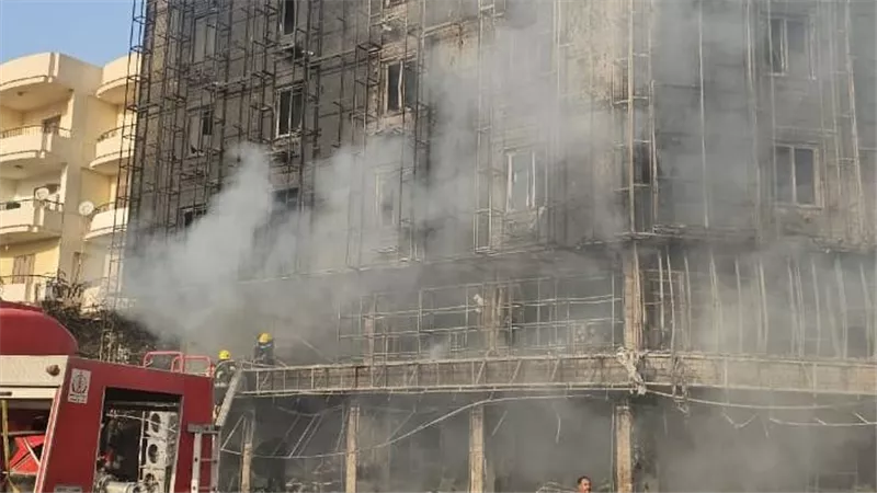 إخماد حريق مول حدائق الأهرام واستمرار عمليات التبريد للتأكد من عدم تجدد النيران