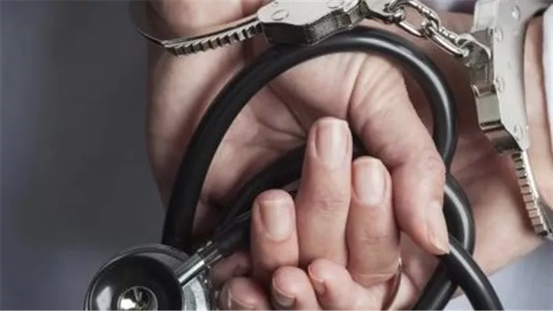 بسبب مضاعفات عملية تجميل.. ضبط طبيب بعد بلاغ سيدة في القاهرة