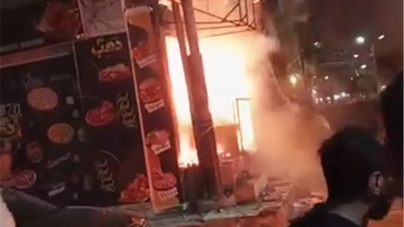 حريق داخل مطعم بشارع طه حسين في المنيا.. والحماية المدنية تتدخل للسيطرة على النيران