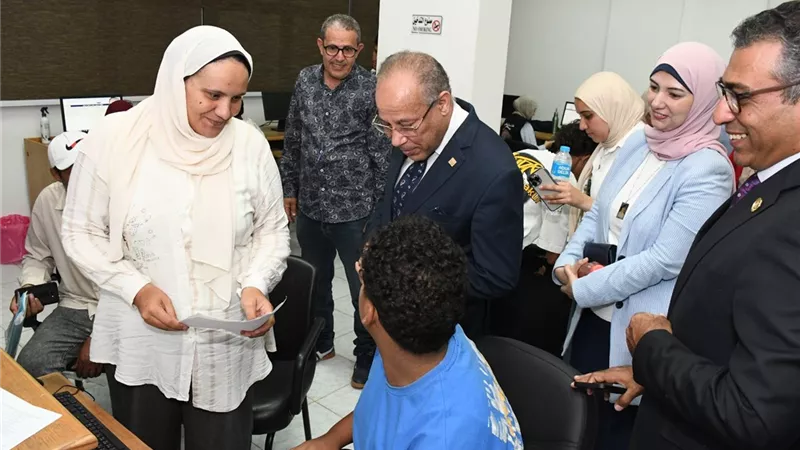  305 طلاب يسجلون رغباتهم في اليوم الأول للمرحلة الثانية بمكتب التنسيق الفرعي بجامعة قناة السويس 