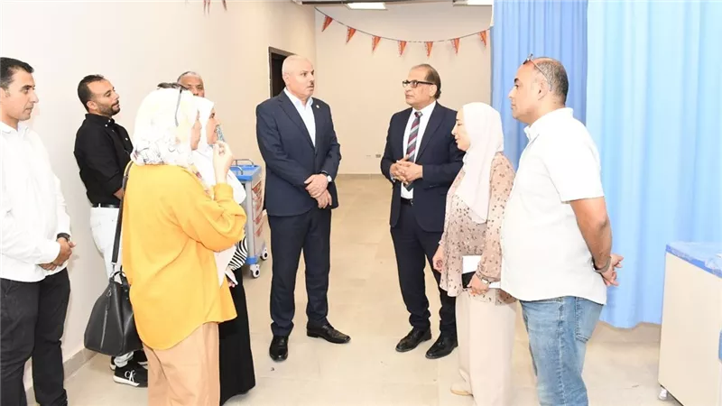 مندور يتفقد معامل جامعة الإسماعيلية الأهلية.. صور