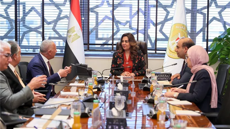 وزيرة التنمية المحلية و البيئة تبحث تحويل القمامة إلى وقود بديل باستثمارات القطاع الخاص