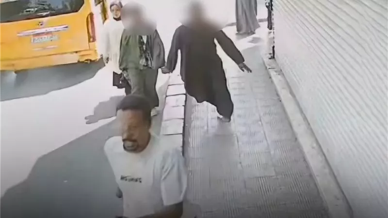 الناس بتجري وراه.. لص يسرق مبلغًا ماليًا من سيدة أمام بنك ويفر هاربًا في قنا