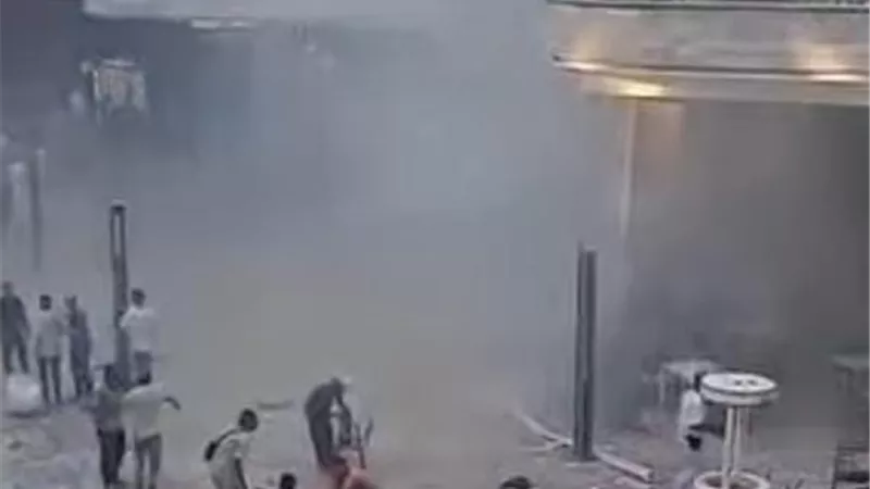 السقف وقع على الناس.. شاهد عيان يكشف تفاصيل حريق مطعم مول أرابيلا