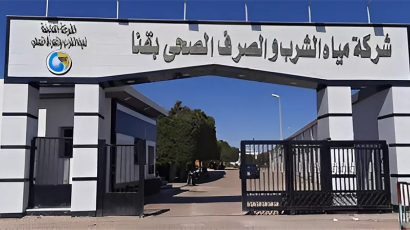 استجابة لشكوى الأهالي.. إنهاء أزمة تجمعات مياه الصرف الصحي خلف المستشفى العسكري بقنا