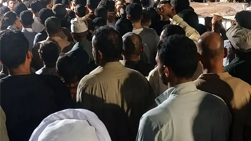 جنازة مهيبة لضحايا بيارة الصرف الصحي بالشرقية.. أهالي صان الحجر يشيعون شقيقين وزوج شقيقتهما