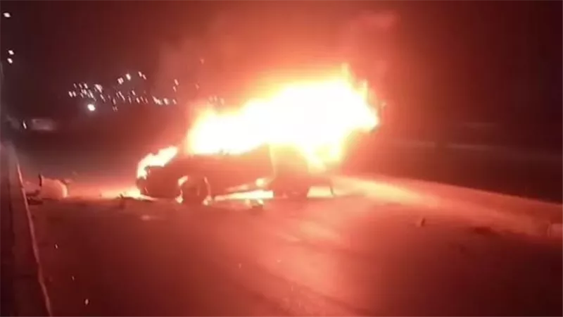 العربيتين ولعوا.. اشتعال النيران في سيارتين بعد حادث تصادم مروع بالجيزة