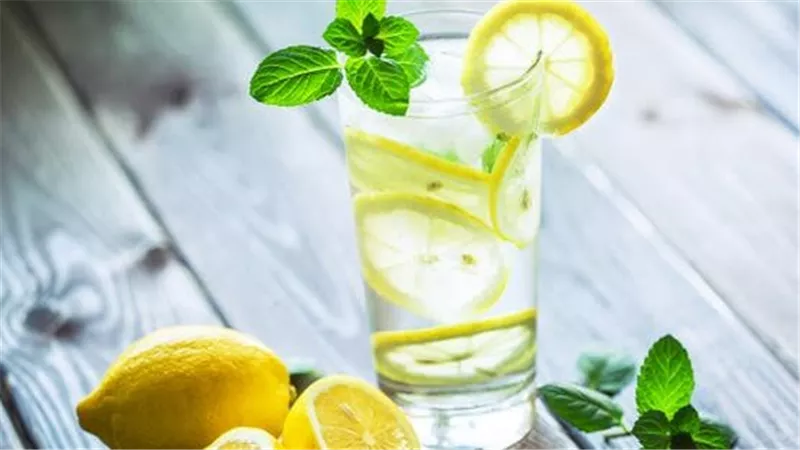 من القهوة للعصائر.. 6 مشروبات صباحية تزعج المعدة وتزيد الحموضة  
