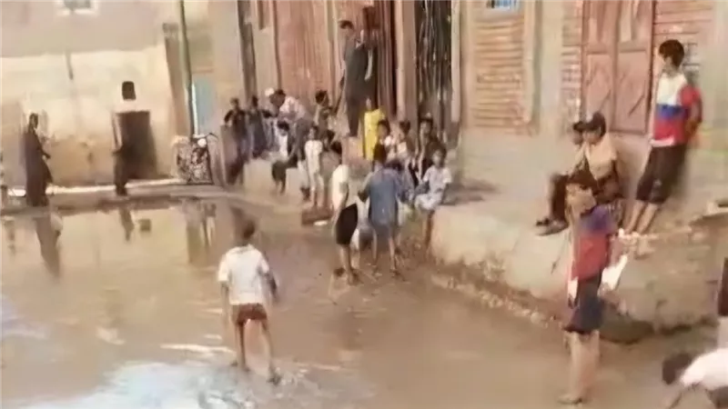 الشوارع غرقت.. استغاثات بسبب كسر ماسورة مياه بقرية الرحمانية قبلي في قنا