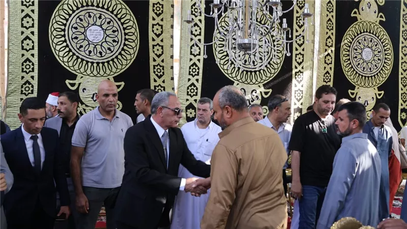 محافظا الإسماعيلية والشرقية يقدمان واجب العزاء لأسر حادث طريق الدواويس