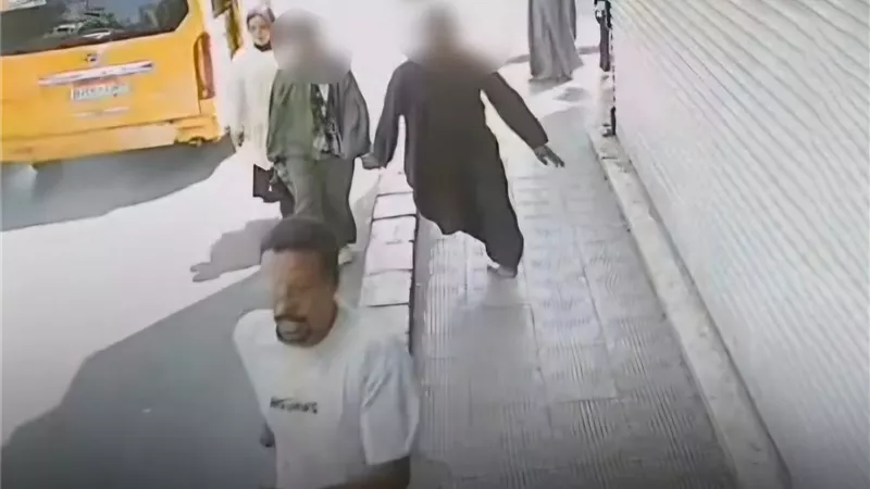 أخد فيزتها بحجة التوريد.. ضبط المتهم بسرقة سيدة أمام بنك في قنا