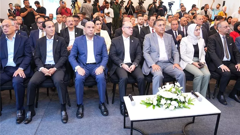وزيرا الاستثمار والعمل ومحافظ القليوبية يفتتحون مركز خدمات المستثمرين ببنها
