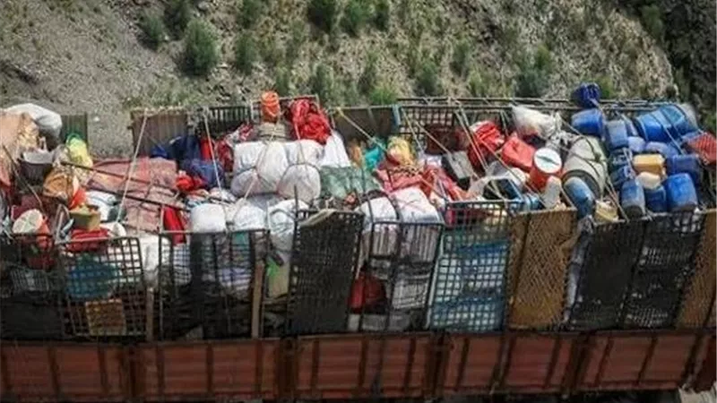724 شاحنة مساعدات تعبر من باكستان إلى أفغانستان وسط أزمة إنسانية خانقة