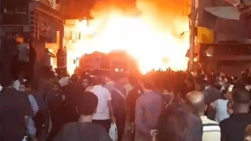 الدفع بـ5 سيارات إطفاء.. نشوب حريق في شادر لبيع مستلزمات المدارس بمدينة قوص بقنا