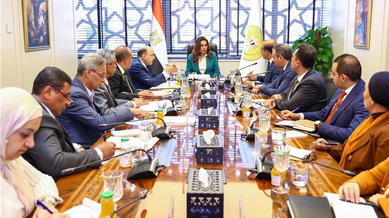 وزيرة التنمية المحلية تناقش مع محافظ الغربية إجراءات تنفيذ وإحكام منظومة المخلفات بالمحافظة