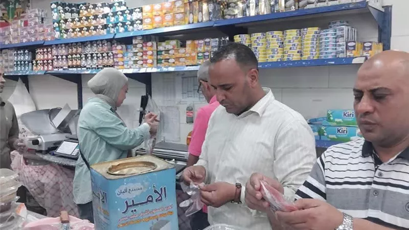 ضبط 7.5 طن دقيق مدعم وطن عسل أسود فاسد خلال حملات تموين بالمنيا