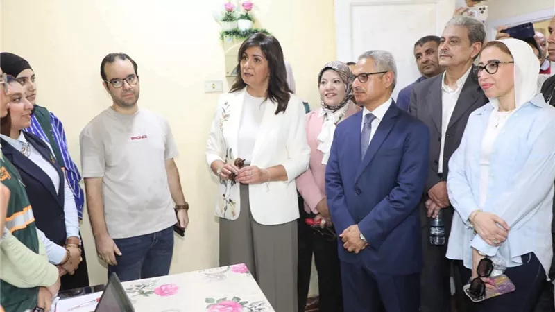 محافظ بني سويف والسفيرة نبيلة مكرم يتفقدان قافلة إيد واحدة بباروط