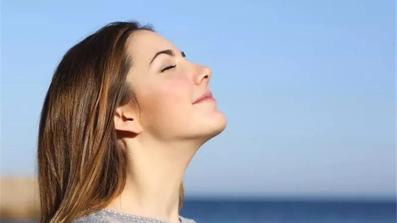 10 طرق فعالة لتهدئة الأعصاب وتقليل تأثير الضغوط اليومية