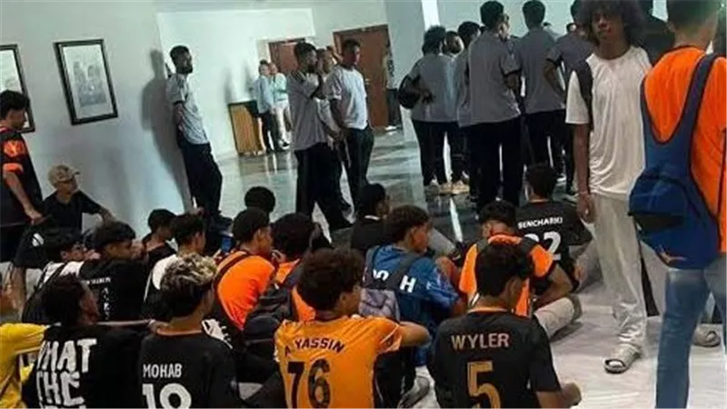 بسبب أزمة الترخيص.. لاعبو أورانج يحتجون أمام اتحاد الكرة والشرطة تتدخل