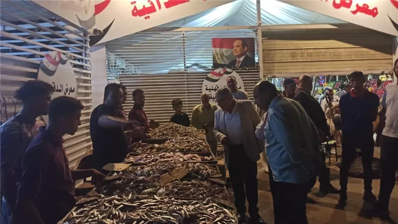 محافظ الدقهلية يواصل جولته الليلية ويتفقد المعرض الدائم للسلع الغذائية بشرق المنصورة