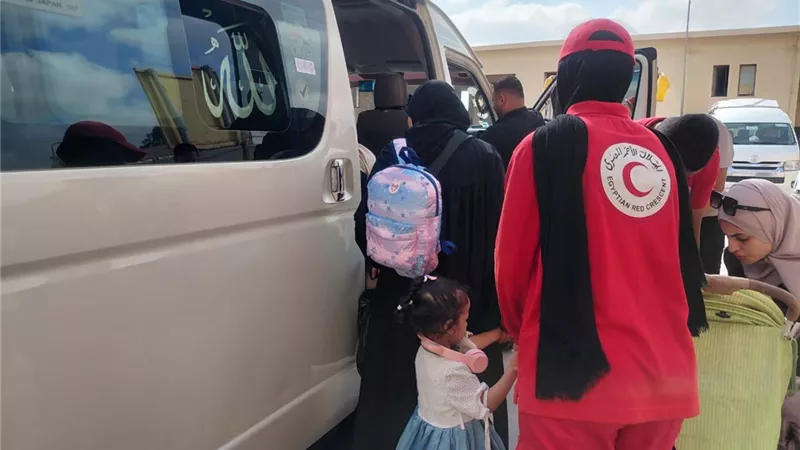 الدفعة الـ75 تصل مصر.. الهلال الأحمر يواصل دعم جرحى ومرضى فلسطين