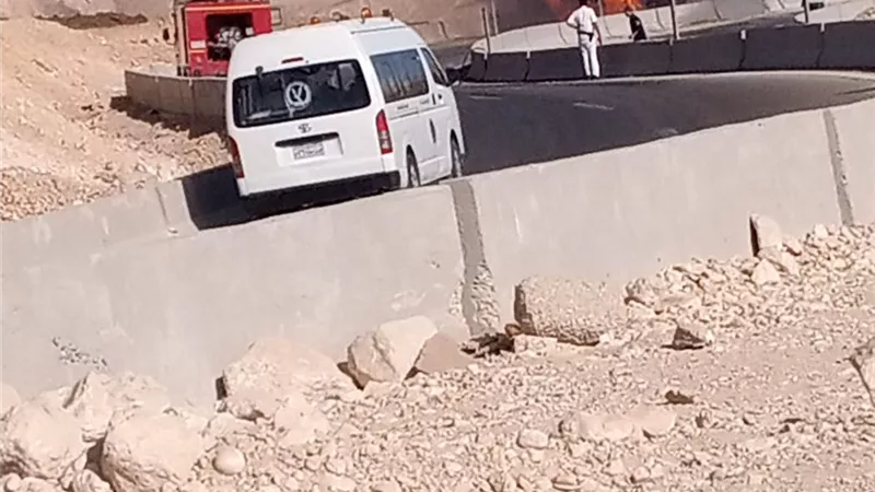 النيران تلتهم سيارة ربع نقل على كوبري الشهيد باسم فكري في قنا