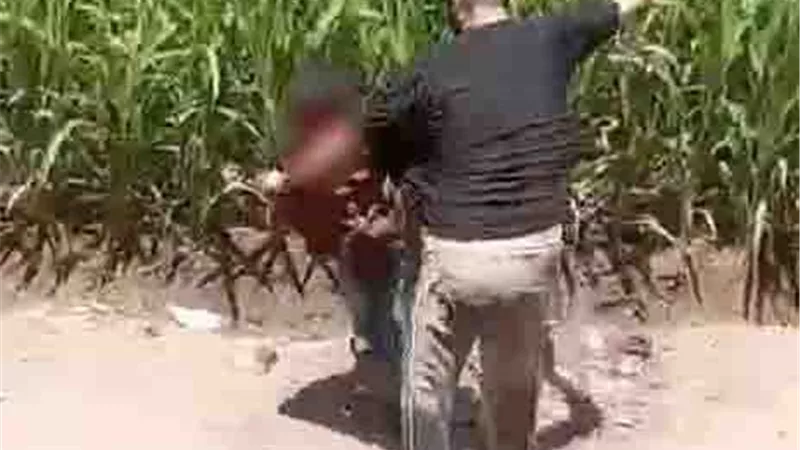 بعد ذهابه لوالدته دون علمه.. ضبط عامل تعدى على نجله بالضرب في البدرشين 
