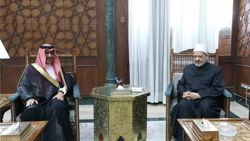 شيخ الأزهر يبحث مع السفير السعودي دعم قضايا الأمة العربية والإسلامية