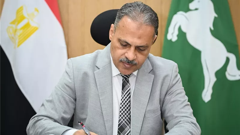 محافظ الشرقية يصدر 25 قرارًا تأديبيًا بحق 60 من العاملين المقصرين