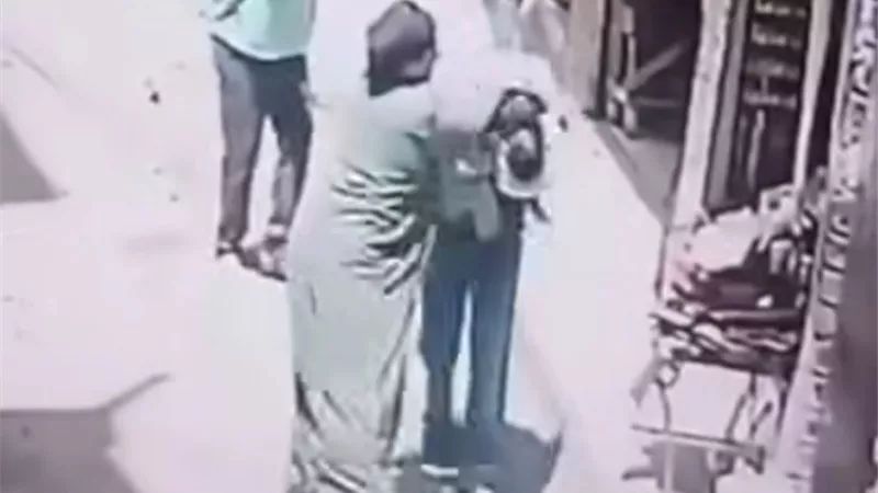 سيدة تسحل زوجة ابنها وتجذبها من شعرها.. فيديو يكتم الأنفاس في شوارع المحلة