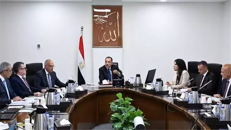 رئيس الوزراء يتابع الموقف التنفيذي لمشروعات قطاع مياه الشرب والصرف بمحافظة أسوان