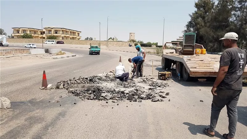 تحرك عاجل بالإسماعيلية.. إصلاح هبوطين أرضيين بطريقي 