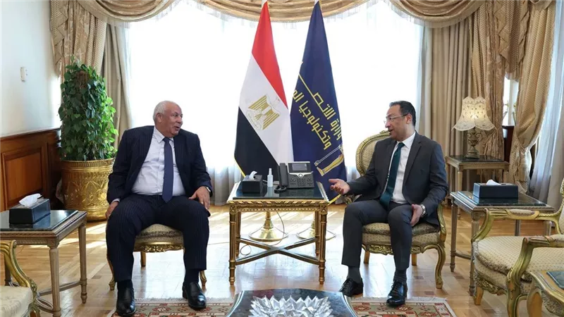 وزير الاتصالات ومحافظ مطروح يبحثان تطوير البنية الرقمية والتوسع في التشخيص عن بُعد