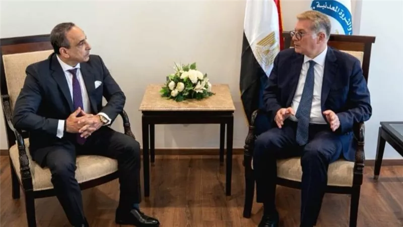 وزير البترول يبحث مع «هاليبرتون» زيادة الإنتاج بأساليب الحفر الأفقي والتكسير الهيدروليكي