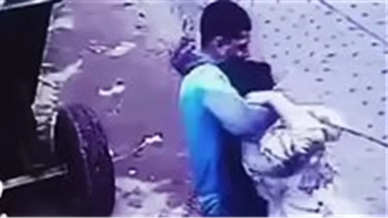 صرخاتها هزت المكان.. فيديو يوثق سحل سيدة ومحاولة خنقها يثير غضب السوشيال ميديا