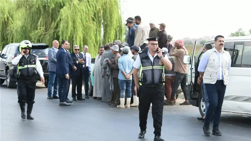 بعد رصد خطورة نقلهم.. محافظ الدقهلية يوجه بتوفير ميني باص لعمال جمصة| صور