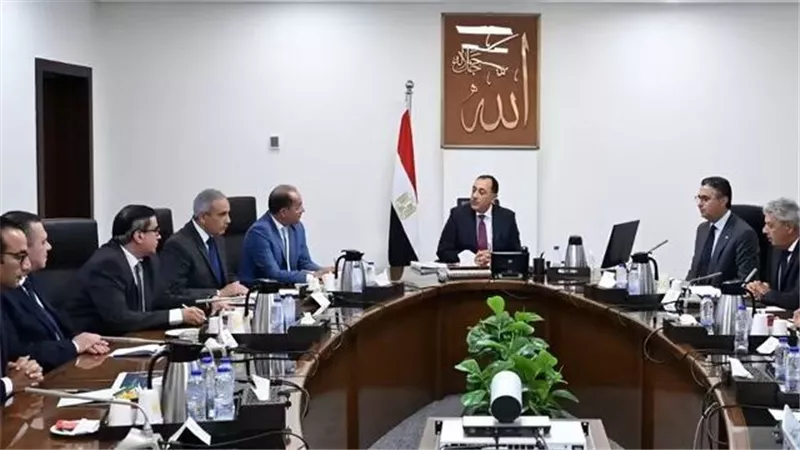 رئيس الوزراء يتابع الجهود المبذولة لتطوير آلية الدعم النقدي السلعي