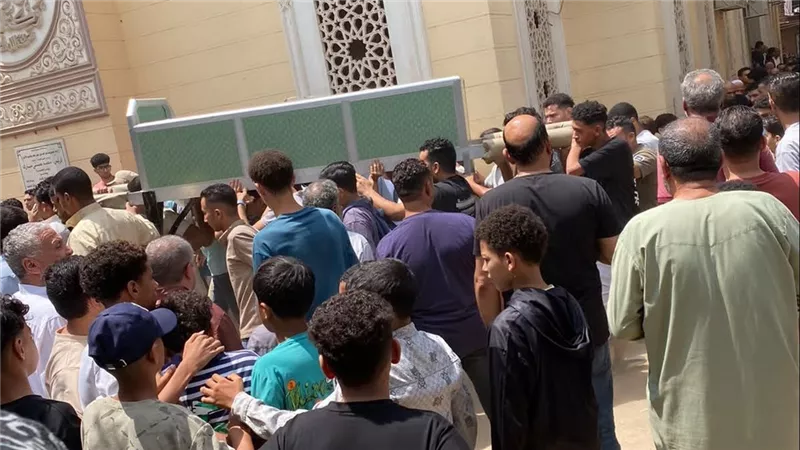  أهالي كفر الطويلة يشيعون جثماني أم ونجلها ضحيتي حادث التصادم