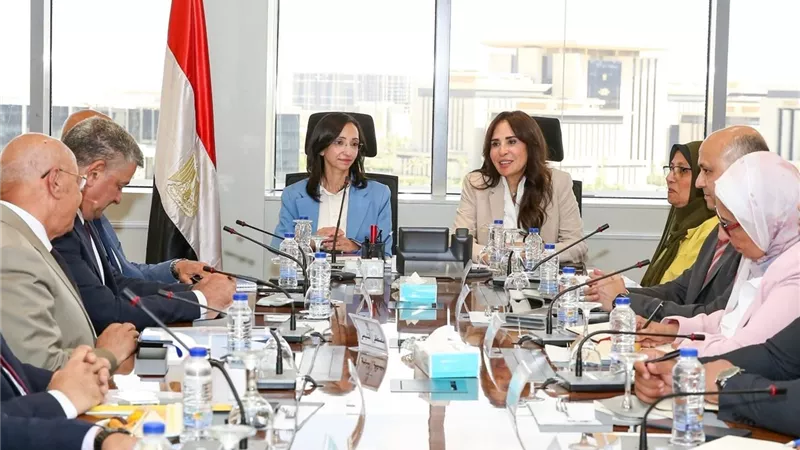 وزيرة الإسكان ومحافظ البحيرة يستعرضان موقف مشروعات مياه الشرب والصرف الصحي