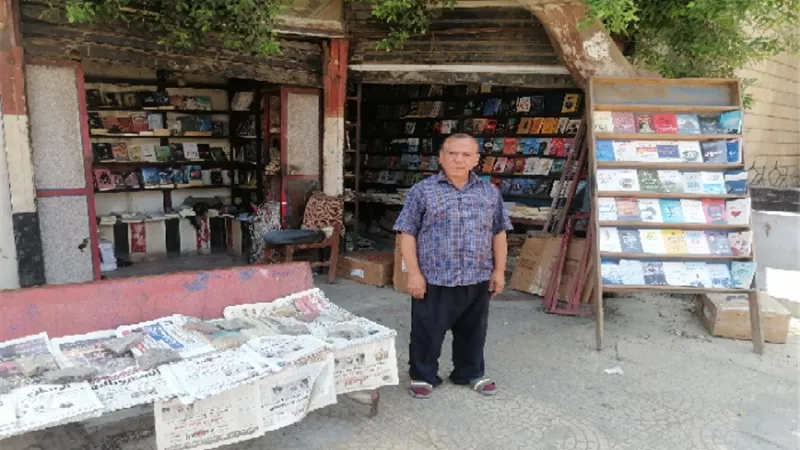 50 عامًا في خدمة القراء.. صاحب أقدم كشك صحافة بالشرقية يناشد المحافظ لإنهاء تجديد عقد الإيجار