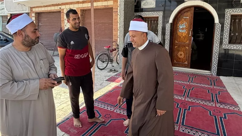 مدير أوقاف الإسماعيلية يستطلع آراء رواد  مساجد القنطرة شرق حول الأنشطة.. صور