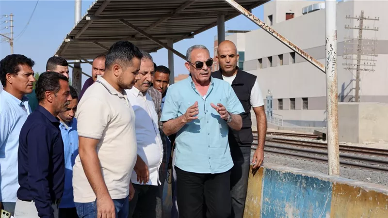 محافظ الإسماعيلية يوجه بتأمين المزلقانات والقضاء على الإشغالات بأبو صوير.. صور