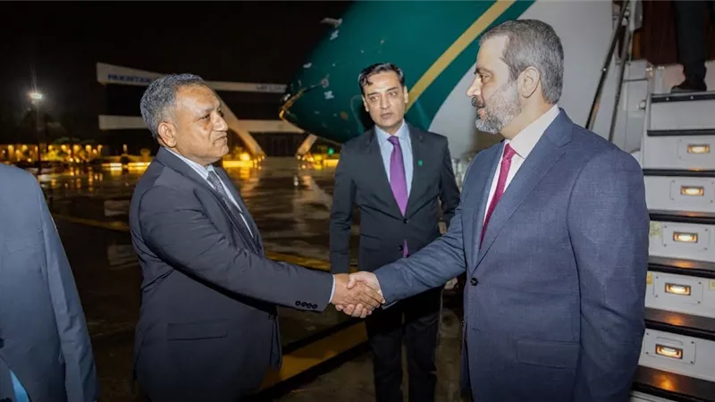 بعد غياب 19 عاماً.. وزير الخارجية السوري الشيباني يصل إلى باكستان