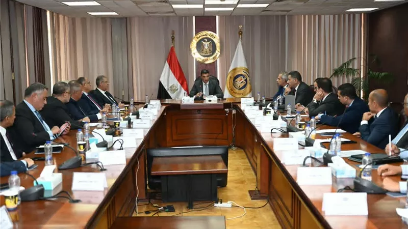 وزير الصناعة يبحث دعم الصناعات المغذية للسيارات وزيادة الصادرات