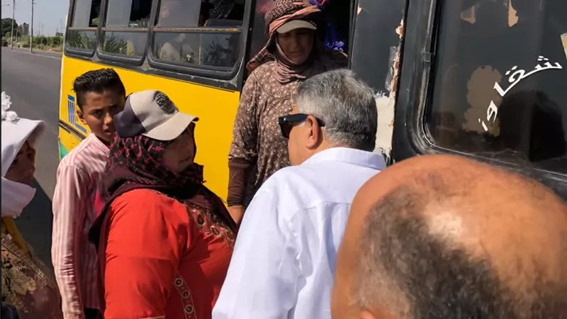 محافظ الدقهلية يوقف سيارة نقل ويأمر بتوفير ميني باص للعمال بطريق بطرة وطلخا