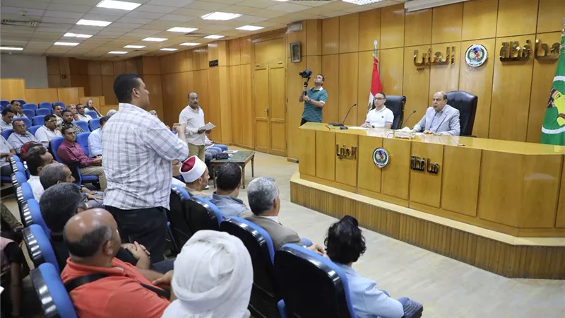 محافظ المنيا يبحث أكثر من 150 شكوى وطلبًا لأهالي 4 مراكز ويوجه بحلول عاجلة