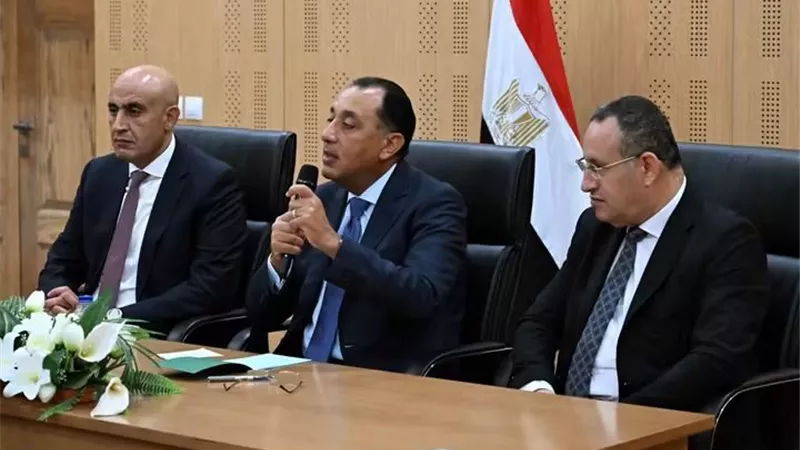 «اتشرفت بيكم».. رئيس الوزراء يلتقي أوائل الثانوية العامة ويشيد بتفوقهم وتميزهم