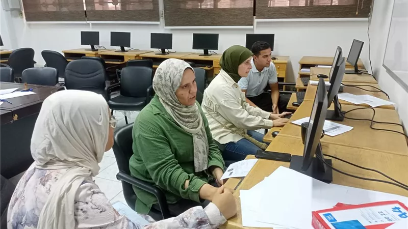 مكتب تنسيق جامعة قناة السويس يستقبل 75 طالبًا لتسجيل طلبات تقليل الاغتراب.. صور