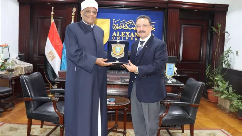 بعد ختام الأسبوع الدعوي الـ22.. رئيس جامعة الإسكندرية يستقبل الدكتور عباس شومان